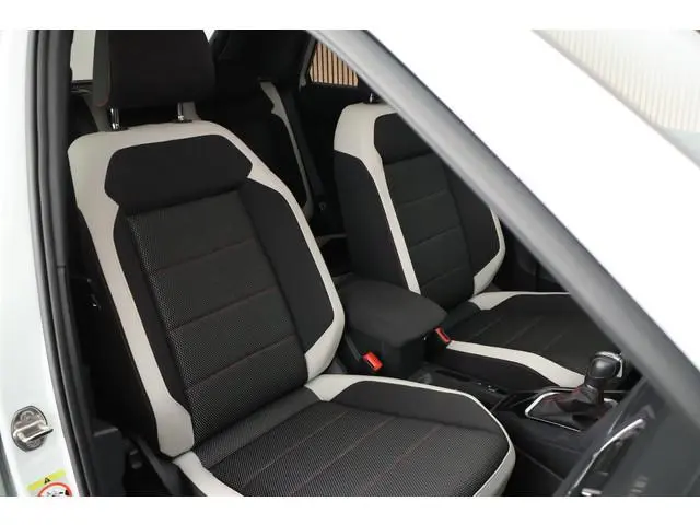Volkswagen T-Roc 1.5 TSI 150pk DSG R-Line Sport Trekhaak Camera Stuur+Stoelverwarming Keyless Panora...
