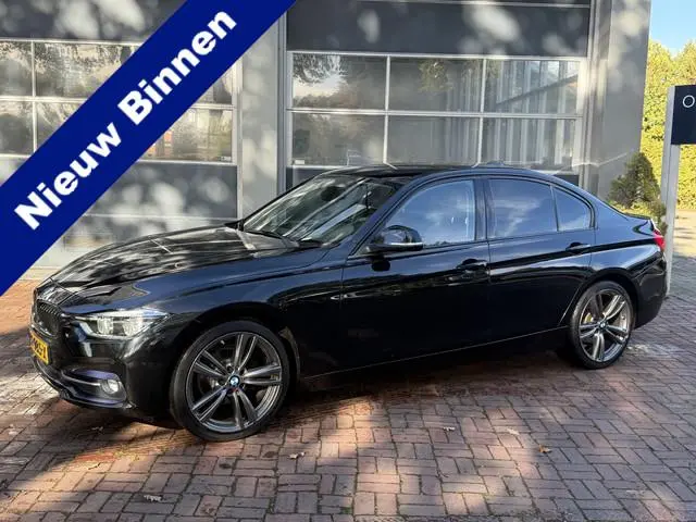 BMW 3-serie 318i Luxury | Leder | 18” LMV | Navi | Cruise | 140 PK | Luxe & Sportief! ?✨