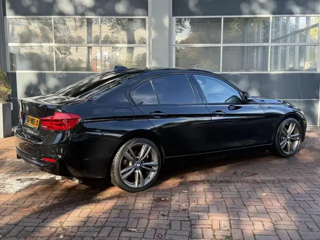 BMW 3-serie 318i Luxury | Leder | 18” LMV | Navi | Cruise | 140 PK | Luxe & Sportief! ?✨