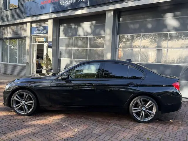BMW 3-serie 318i Luxury | Leder | 18” LMV | Navi | Cruise | 140 PK | Luxe & Sportief! ?✨