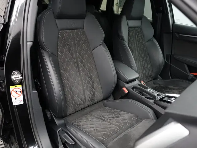 Audi A3 Sportback 45 TFSI e S Competition Black Optic Aut- Panoramadak, Sfeerverlichting, Bang Olufs...
