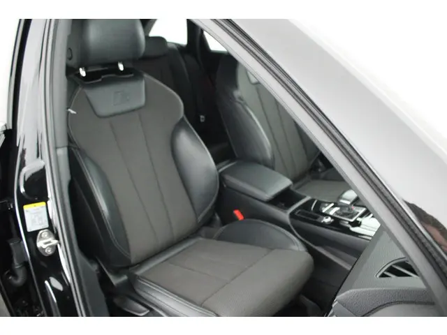 Audi A4 Avant 35 TFSI 150pk S-Tronic 2x S-Line Competition Stoelverwarming Virtual Cockpit Navigatie