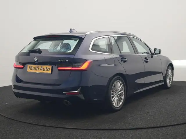 BMW 3-serie Touring 330e Luxury Line PHEV 293pk Dealer O.H. | Trekhaak Af Fabriek | Panodak | Head U...