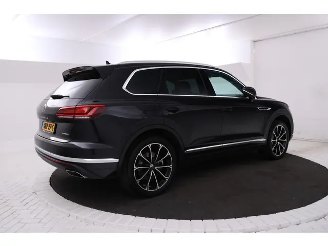 Volkswagen TOUAREG EHYBRID 3.0 TSi 4MOTION Panorama, Luchtvering, Climate, Volleder.