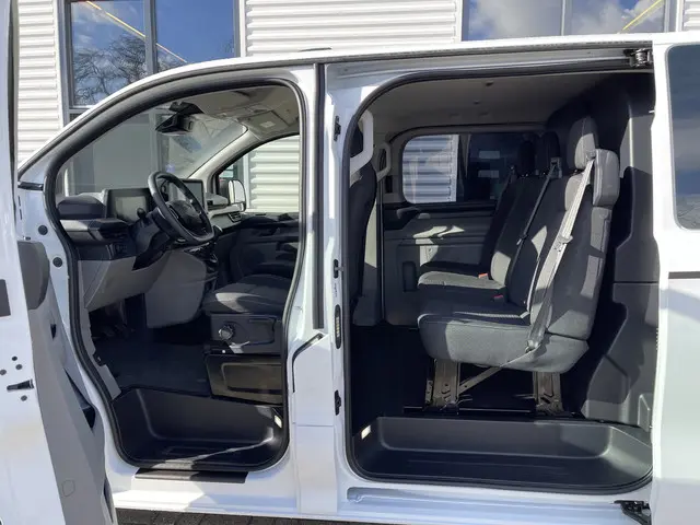 Ford Transit Custom 320 2.0 TDCI 130pk L2H1 Sport originele DC 5 persoons / rijklaar € 42.950 ex btw / lease vanaf € 769 / 18 inch velgen 4 seizoenen banden / nieuwe bus BPM vrij !
