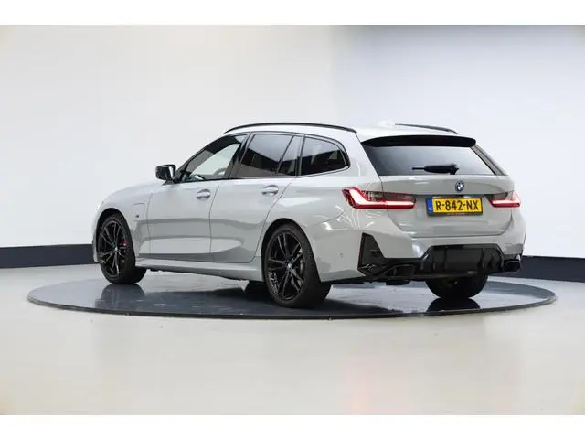 BMW 3-serie Touring 330e | M-Sport | Panoramadak | Innovation Pack | Trekhaak |