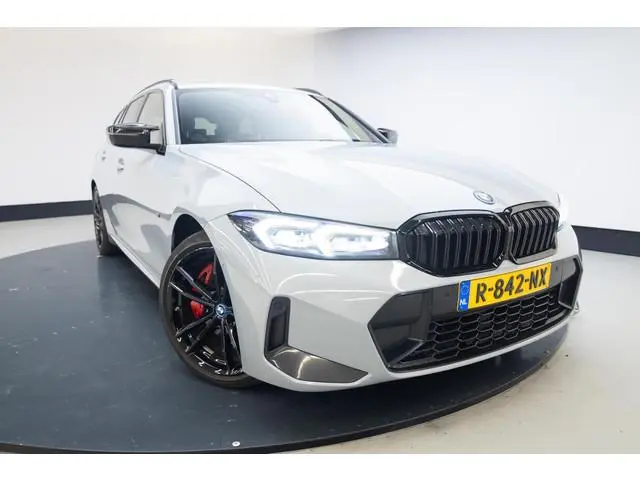 BMW 3-serie Touring 330e | M-Sport | Panoramadak | Innovation Pack | Trekhaak |