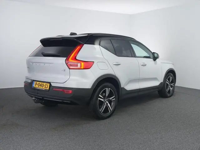 Volvo XC40 1.5 T3 Momentum Business R-Design | Trekhaak | Pano | Camera | Allseason banden | Cruise...