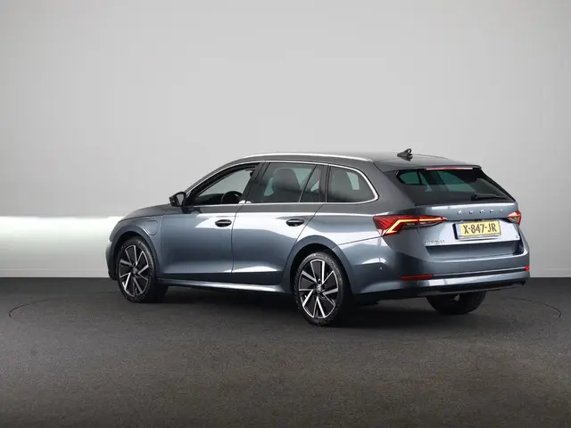 Skoda Octavia Combi 1.4 TSI iV PHEV Business Edition Plus 204pk | Navigatie | Head up Display | ELek...
