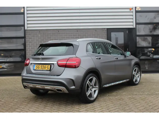 Mercedes-Benz GLA-klasse 180 Premium AMG / Keyless / Leer / N.A.P.