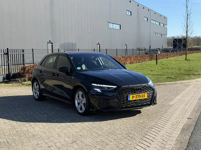 Audi A3 Sportback 30 TFSI S edition 110PK | S-line in & exterieur | Trekhaak | Stoelverwarming |