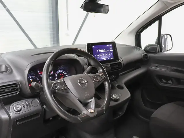Opel Combo 1.5D L2H1 Edition Automaat Navigatie Airco Parkeersensoren App-connect DAB+ Trekhaak