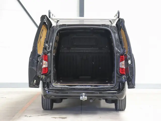 Opel Combo 1.5D L2H1 Edition Automaat Navigatie Airco Parkeersensoren App-connect DAB+ Trekhaak