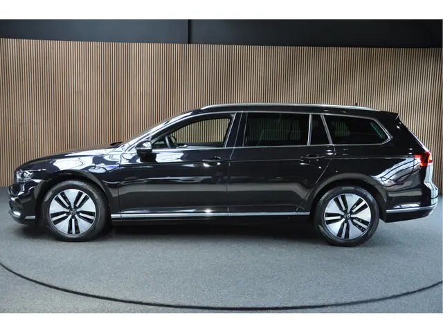 Volkswagen Passat Variant 1.4 TSI PHEV GTE Virtual C Massage Navi Keyless Camera Climate voor & acht...