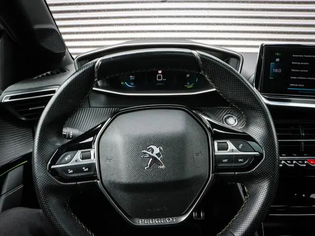 Peugeot e-208 EV GT 350 50 kWh | Clima | Cruise | Navi | Panoramadak | 360 Graden camera | Pdc | 17...