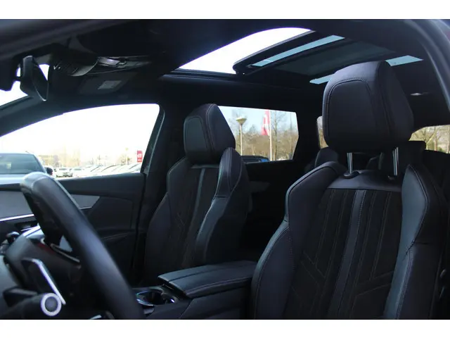 Peugeot 5008 1.2 130PK AUTOMAAT GT PACK BUSINESS | PANORAMISCH SCHUIF/KANTEL DAK | AFNEEMBARE TREKHA...