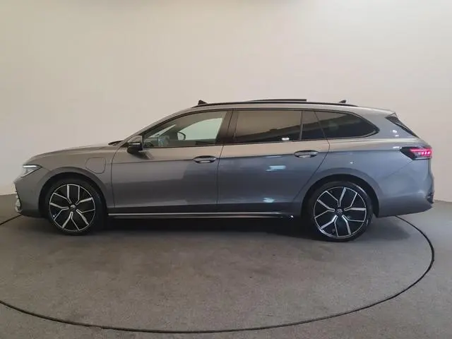 Volkswagen Passat Variant 1.5 eHybrid 272pk DSG/AUT R-Line Edition Panoramadak, Wegklapbare trekhaak...