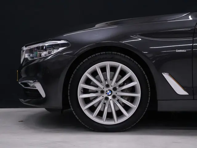 BMW 5-serie Touring 530i High Executive Luxury Line [LUCHTVERING, SCHUIFKANTELDAK, MEMORY SEATS, HEA...