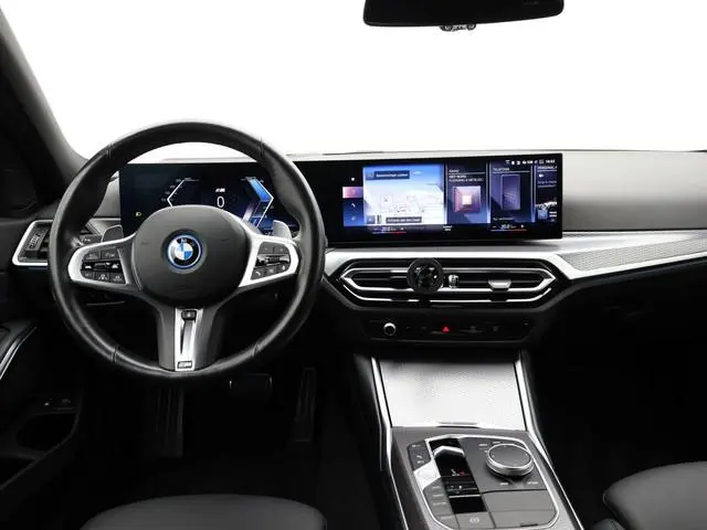 BMW 3-serie Touring 330e xDrive | M-sport | Trekhaak wegkl. | 19'' | Stoelgeheugen | Driving Assista...