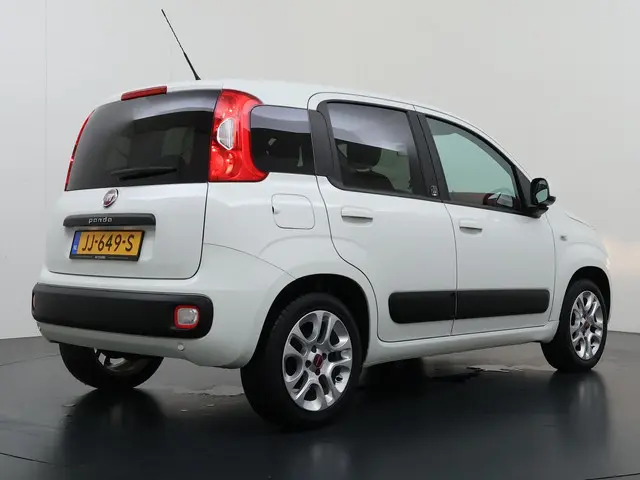 Fiat Panda 0.9 TwinAir Lounge Nieuwe APK | Turbo | Automaat | Parkeersensoren achter | Climate contr...