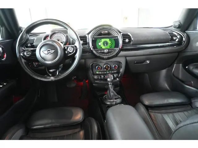 MINI Clubman 1.5 Cooper Chili Serious Business Navigatie Panoramadak Head-Up Goed Onderhouden! Inrui...