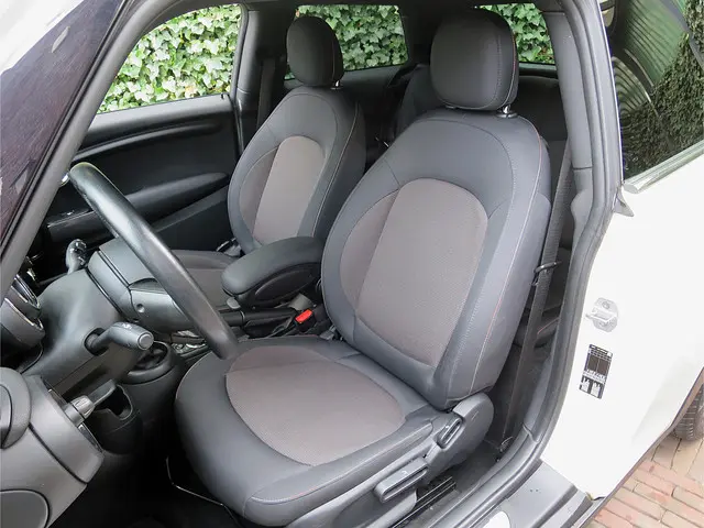 MINI Cooper 1.5 One Salt F56 met Navi, BT, Apple Carplay, Park.ass en 17"