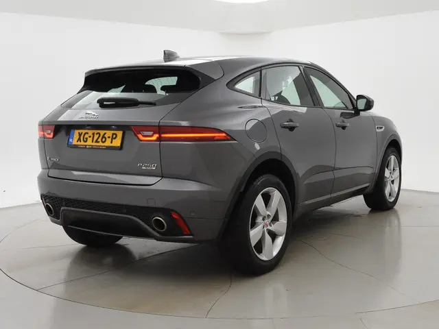 Jaguar E-PACE 2.0 TURBO P250 AWD R-DYNAMIC SE + PANORAMA / LEDER / CAMERA