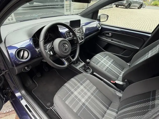 Volkswagen Up! 1.0 5 DEURS *!* CLUB *!* NAVI/ STOELVERWARMING/ LMV/ PRIVACY GLAS *!*