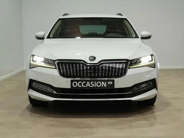 ŠKODA Superb Combi 1.4 TSI iV 204pk Business Edition Plus Trekhaak Camera 18"velgen Android/Carplay...