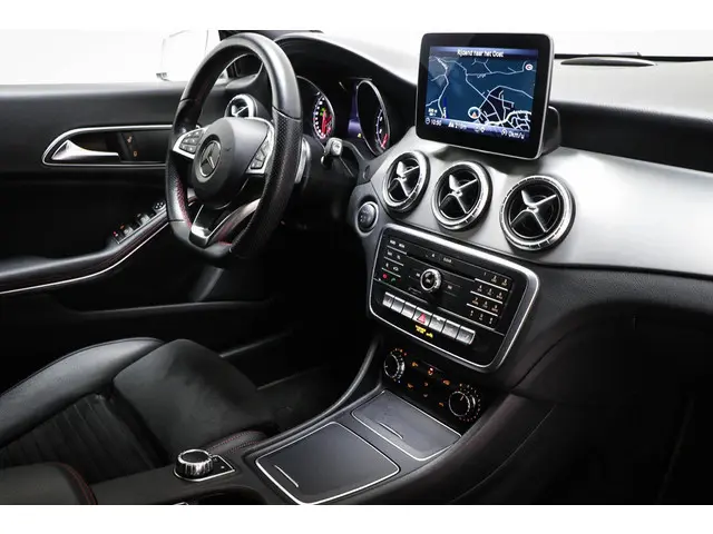 Mercedes-Benz CLA-klasse Shooting Brake 180 AMG-Line | PANORAMADAK | DAB | APPLE | STOELVERWARMING | CAMERA