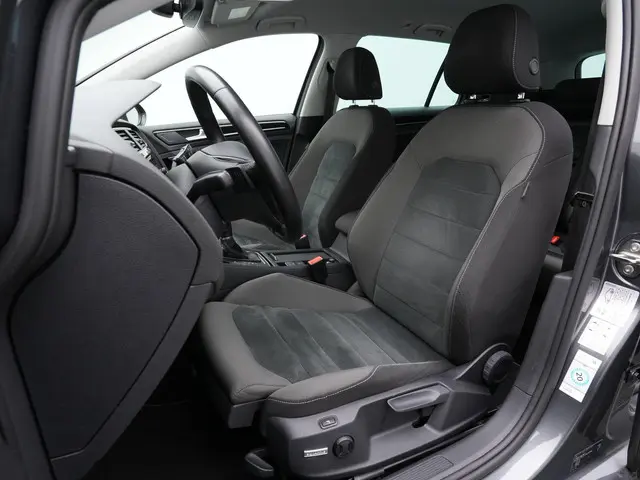 Volkswagen Golf Variant 1.5 TSI 150 pk DSG Highline Business | Trekhaak | Stoelverwarming | Adaptive...