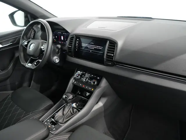 Skoda Karoq 1.5 TSI ACT Sportline Business | Trekhaak | Carplay | Winterpakket | ACC |