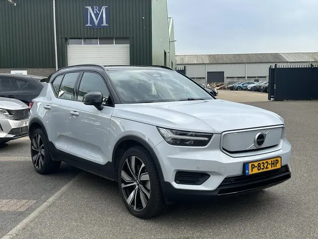 Volvo XC40 Recharge Plus SOH 93%| EERSTE EIG. ORIG. NL NAP| STOEL+ STUURVERWARMING| ELEK. TREKHAAK|...