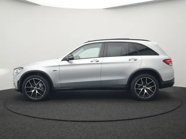Mercedes-Benz GLC-klasse 300e 4MATIC AMG Plug In Hybrid 320pk Dealer O.H PHEV | Panodak | Adaptive C...