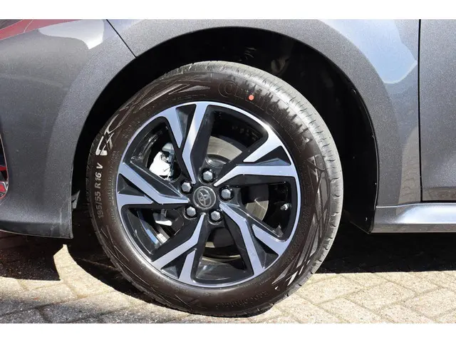 Toyota Yaris 1.5 Hybrid 115 Dynamic, Comfort Pack , Parkeersensoren , Stoel&Stuurverwarming , BSM