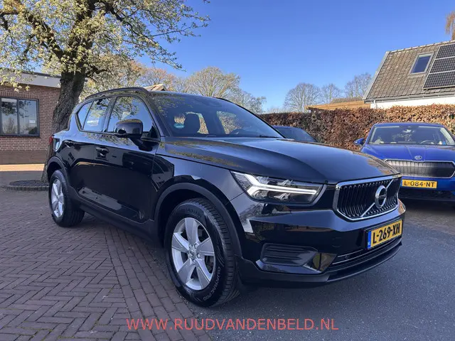 Volvo XC40 1.5 T2 Momentum Core TREKHAAK / STUUR+STOELVERWARMING / CARPLAY / CRUISE
