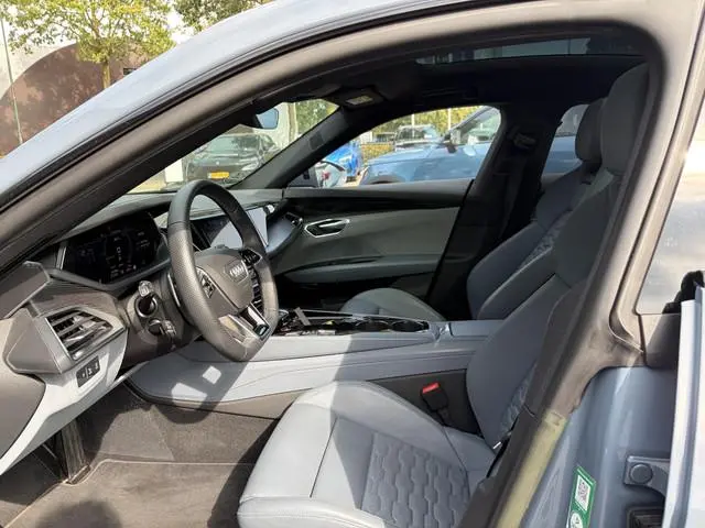 Audi e-tron GT GT 93 kWh 4WD VAN: 56.900,- VOOR: 53.877,- UW HERSTVOORDEEL: 3.023,- EURO | CARBON PA...