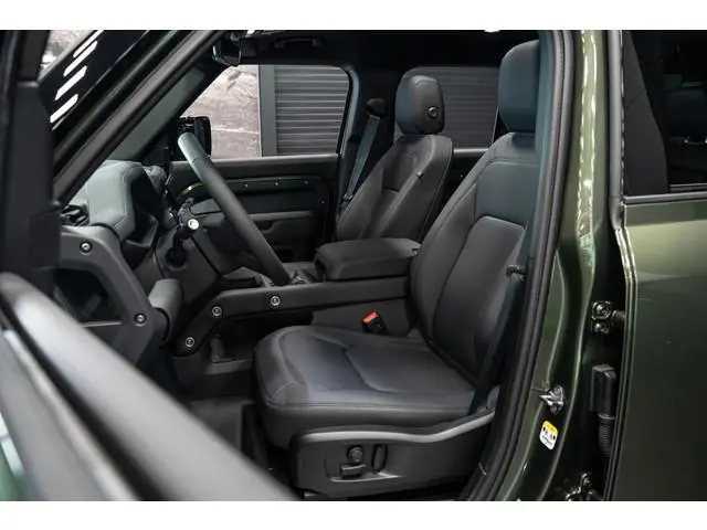 Land Rover Defender 110 2.0 P300e 110 X-Dynamic SE *Meridian / Luchtvering / Panorama / Memory / Sur...