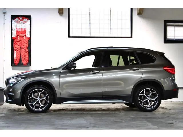 BMW X1 sDrive20i High Executive | X line | Panoramadak | Stuurwiel verwarming | Leder | Achteruitrij...