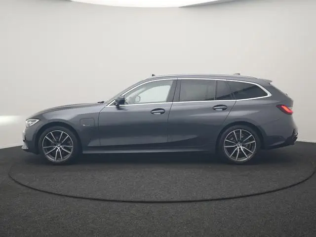 BMW 3-serie Touring 320e Sportline PHEV Dealer O.H. | SOH 95,4% | Panodak | Adaptive Cruise | Camera...