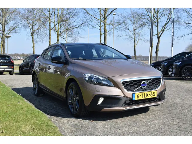 Volvo V40 Cross Country T4 180PK Automaat Summum 1e eigenaar | Trekhaak | Panodak | Camera | Leder |...