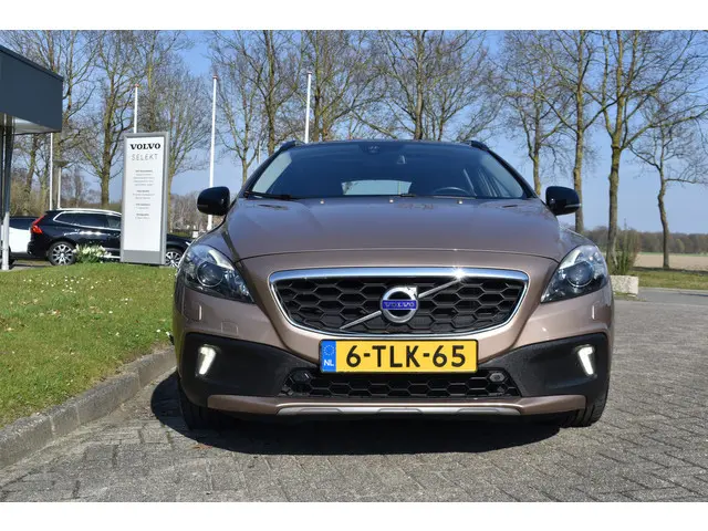 Volvo V40 Cross Country T4 180PK Automaat Summum 1e eigenaar | Trekhaak | Panodak | Camera | Leder |...