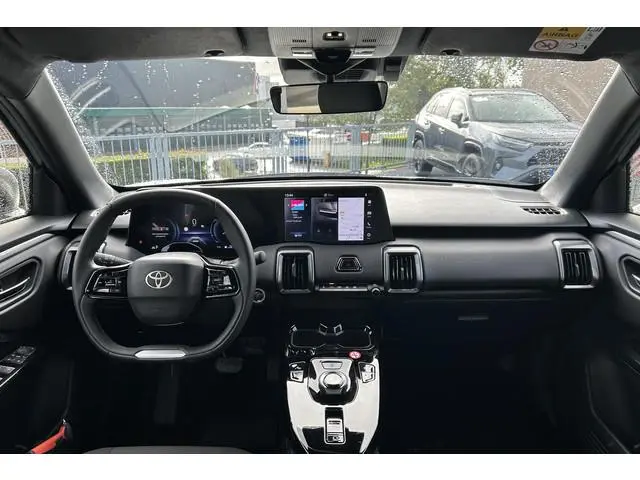 Toyota Urban Cruiser Dynamic Adventure 61 kWh, Trekhaak, Spatlappen!