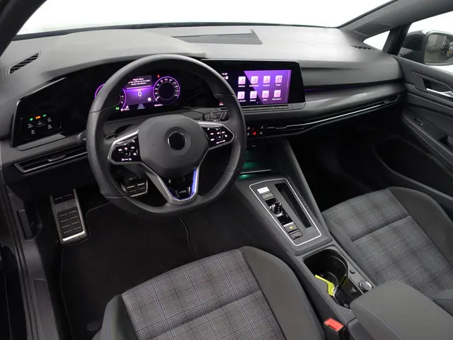 Volkswagen Golf 1.4 eHybrid GTE Clubsport Aut- Xenon Led Matrix, Carplay, Stuur/Stoelverwarming, Ada...
