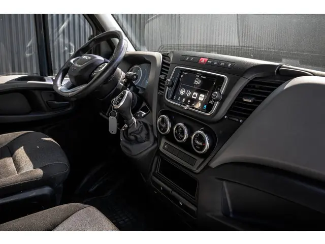 Iveco Daily 35S18 L2H2 | 180 PK | Automaat | LED | Cruise | Airco | Trekhaak