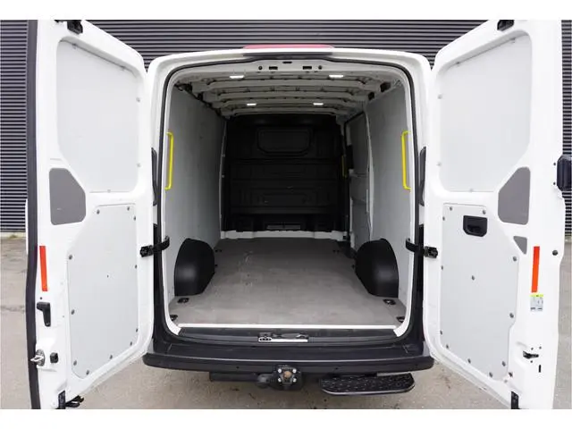 Volkswagen Crafter 35 140pk L3H2 / L2H1 Trekhaak Apple Carplay 3-zits Parkeersensoren Euro6