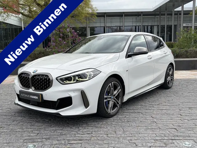 BMW 1-serie M135i xDrive High Executive Edition / Head up / Driving Assistant / leder