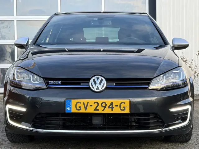 Volkswagen Golf 1.4 TSI GTE 225pk | Achteruitrijcamera | Bluetooth | Cruise control adaptief | LED k...