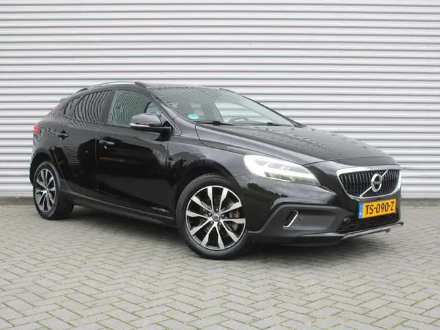 Volvo V40 Cross Country 1.5 T3 Dynamic Edition | Trekhaak | 17" LM | Panoramadak | Leer | PDC v+a |...