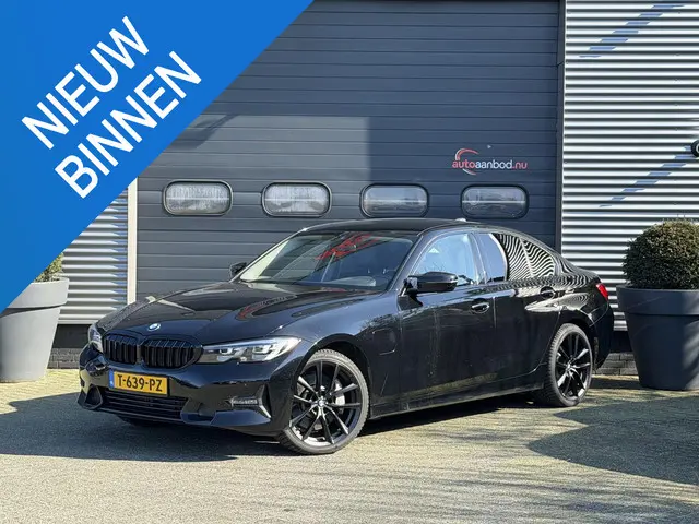 BMW 3-serie 330e eDrive Edition | 19 Inch Lichtmetalen Velgen | Sportstoelen | Privacy Glass | Stoel...